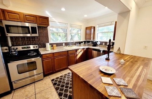 Sun Bay South House | Sunshine Paradise Getaway 14 mins to Downtown Tampa
