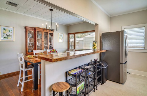 Baldwin House | Sunshine Under the Oak: Baldwin Home w/Patio!