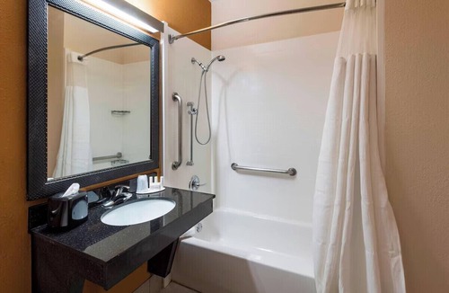Feather Sound Hotel | Sunshine & Value King Suite: Breakfast, Pool & Gym