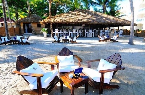 Los Maestros Apartment | SunSplashed Fun In A Tropical Island Beach Resort