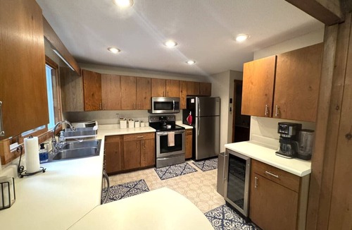 West Dover Villa | Suntec townhome Min from MT, Free shuttle, hot tub