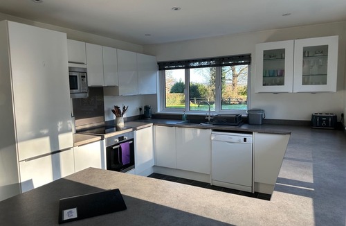 Cranleigh House | Super 2000sq ft Self-Contained Guest House
