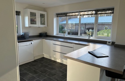 Cranleigh House | Super 2000sq ft Self-Contained Guest House