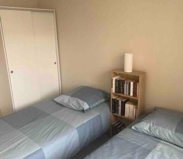 Les Puces de Saint-Ouen Apartment | Super 3 pcs et Parking aux portes de Paris et stade de france à proximité des sites touristiques parisiens Montmartre , champs Élysée ,châtelet etc et des transports métro,RER ,wifi disponible