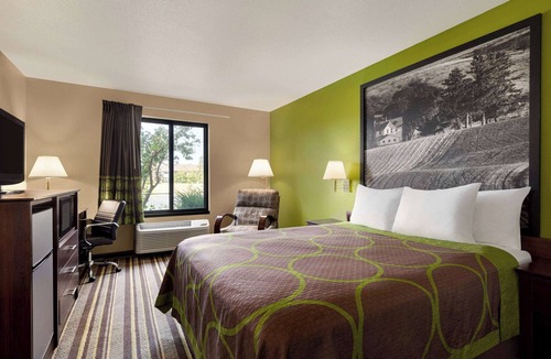 Village of Germantown Hotel | Super 8 by Wyndham Germantown/Milwaukee