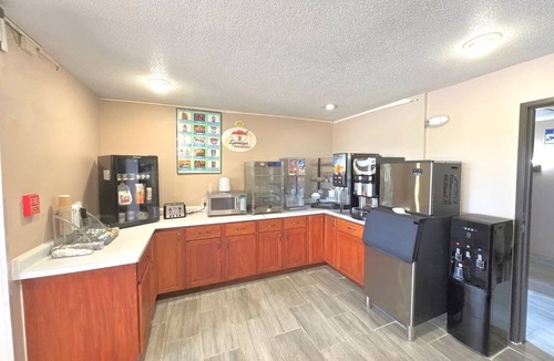Austin Hotel | Super 8 by Wyndham Austin MN