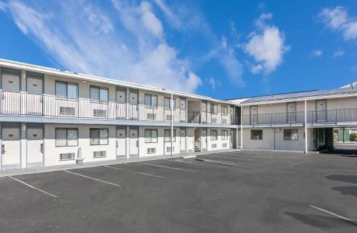 Bishop Hotel | Super 8 by Wyndham Bishop