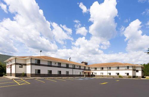 Burnham Hotel | Super 8 by Wyndham Burnham/Lewistown