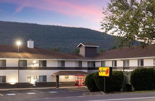 Burnham Hotel | Super 8 by Wyndham Burnham/Lewistown