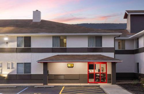 Burnham Hotel | Super 8 by Wyndham Burnham/Lewistown