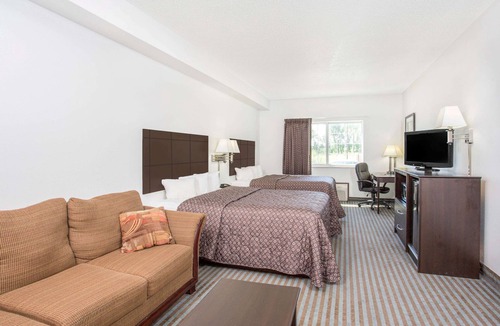 Cedar Falls Hotel | Super 8 by Wyndham Cedar Falls IA - University