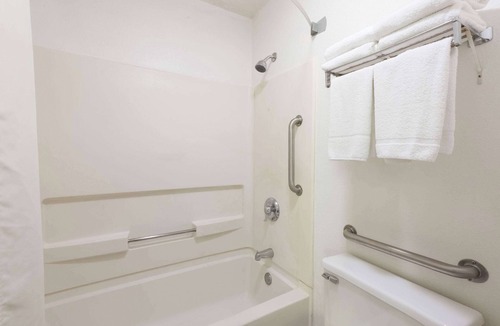 Coshocton Hotel | Super 8 by Wyndham Coshocton Roscoe Village