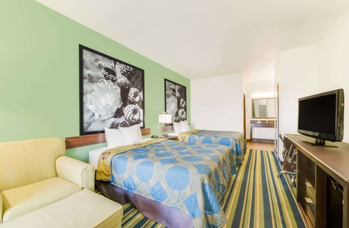 Cotulla Hotel | Super 8 by Wyndham Cotulla TX
