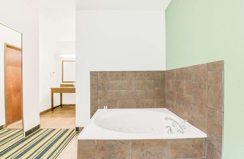 Cotulla Hotel | Super 8 by Wyndham Cotulla TX
