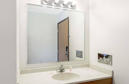 De Witt Hotel | Super 8 by Wyndham Dewitt