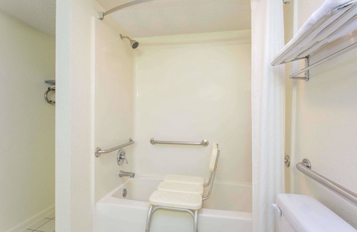 Durham Hotel | Super 8 by Wyndham Durham/University Area NC