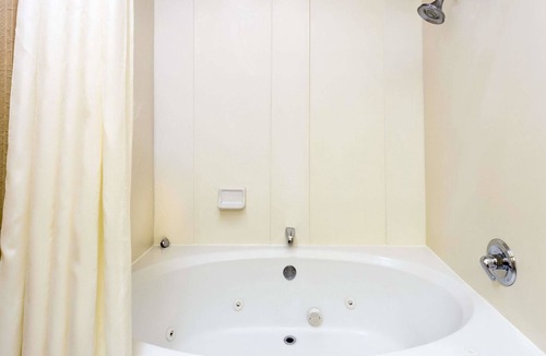 Freeport Hotel | Super 8 by Wyndham Freeport