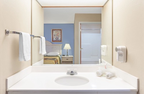 Freeport Hotel | Super 8 by Wyndham Freeport