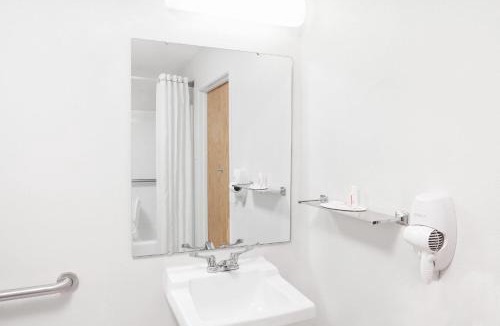 Gas City Hotel | Super 8 by Wyndham Gas City Marion Area