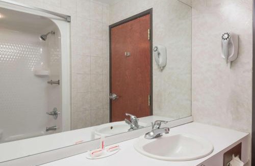 Grayson Hotel | Super 8 by Wyndham Grayson