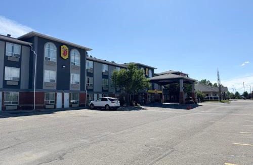 High River Hotel | Super 8 by Wyndham High River AB