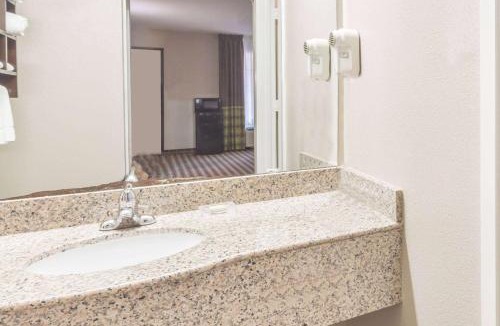 Nassau Bay Hotel | Super 8 by Wyndham Houston Webster NASA