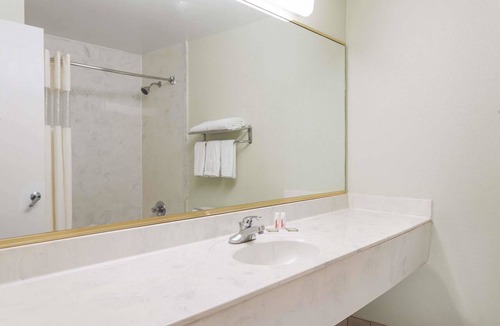 North Chesterfield Hotel | Super 8 by Wyndham Hull Street Midlothian/Richmond Area