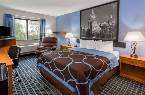 Coralville Hotel | Super 8 by Wyndham Iowa City/Coralville