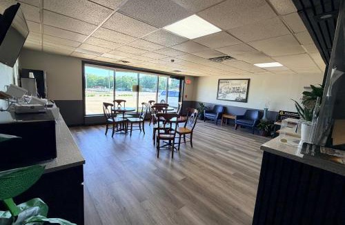 Macomb Hotel | Super 8 by Wyndham Macomb