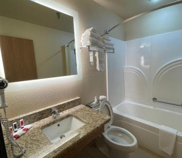 Macon Hotel | Super 8 by Wyndham Macon