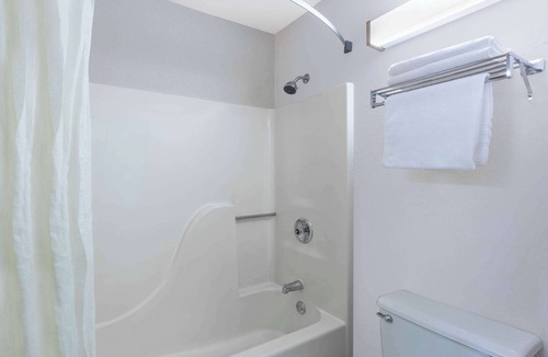 Madison Hotel | Super 8 by Wyndham Madison South