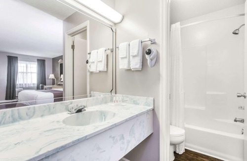 Madison Hotel | Super 8 by Wyndham Madison