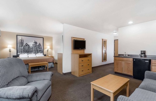 Monroe Hotel | Super 8 by Wyndham Monroe WI