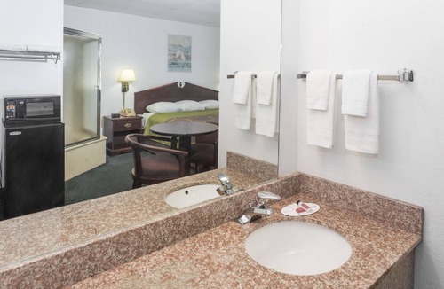 Harbor Village Hotel | Super 8 by Wyndham Pompano Beach