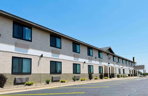 Pratt Hotel | Super 8 by Wyndham Pratt