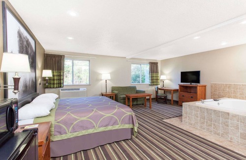 Claypool Hill Hotel | Super 8 by Wyndham Richlands/Claypool Hill Area
