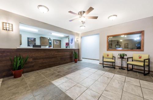 Smithville Hotel | Super 8 by Wyndham Smithville Kansas City