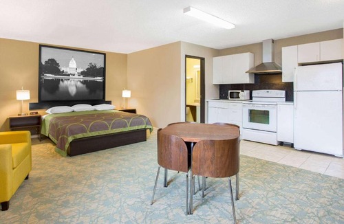 Waldorf Hotel | Super 8 by Wyndham Waldorf
