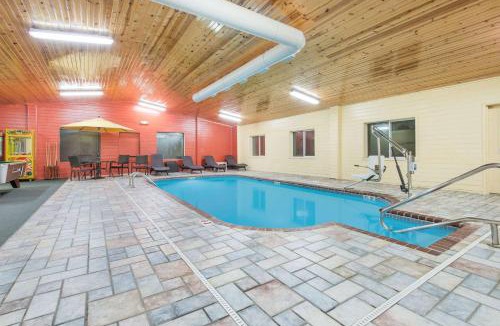 Webster City Hotel | Super 8 by Wyndham Webster City IA