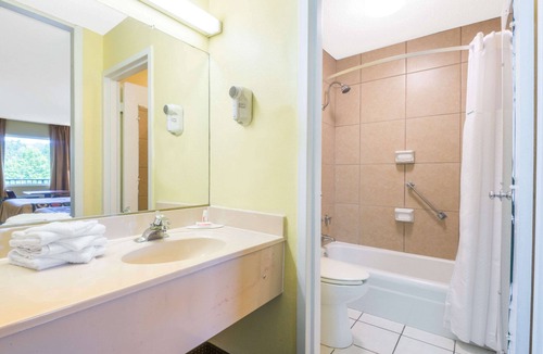 Williamsburg Hotel | Super 8 by Wyndham Williamsburg