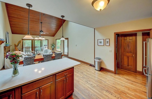 Iowa City House | Super close to everything! 5 bedrooms close to Hawkeye events & the Hospital
