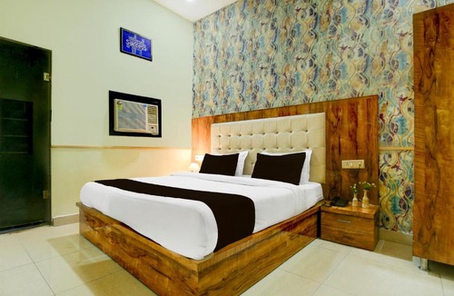 Amritsar Hotel | Super Collection O by OYO Ishwar Nagar Near Golden Temple Formerly Chahal Residency