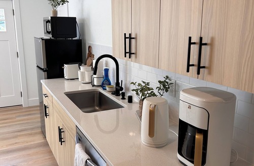 Minnehaha Apartment | Super Comfy & Relaxing Studio Located in the Heart of Vancouver.