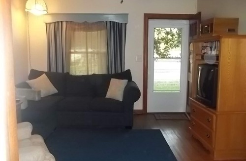 Colonial Beach Cottage | Super cute, 2 bedroom, 1 bath, furnished cottage