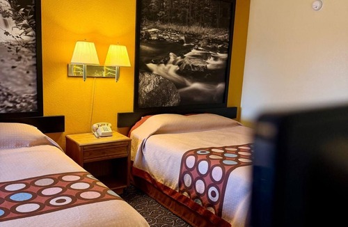 Lightfoot Hotel | Super Inn