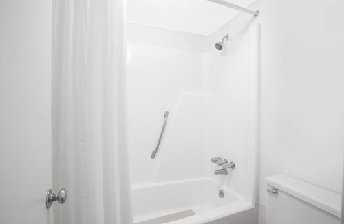 Lightfoot Hotel | Super Inn Williamsburg