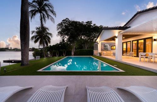 Ojus House | Super Modern Waterfront Paradise Near the Beach