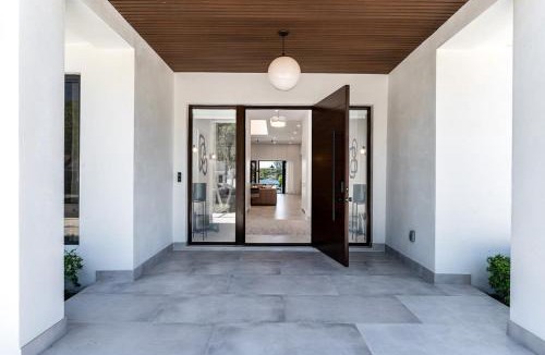 Ojus House | Super Modern Waterfront Paradise Near the Beach