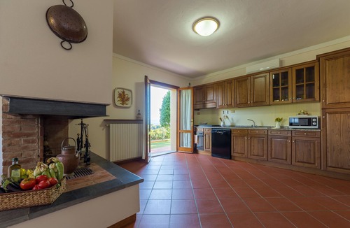 Palaia Villa | Super Panoramic villa for 5 with fast Wifi,Air Cond,Outdoor dining Close to town