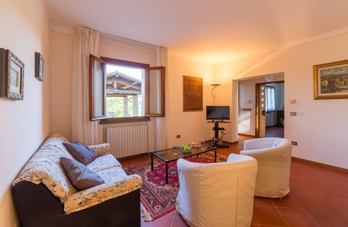 Palaia Villa | Super Panoramic villa for 5 with fast Wifi,Air Cond,Outdoor dining Close to town